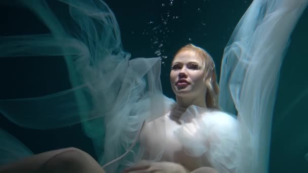Эмоциональный Портрет Девушки Белом Платье Водой — стоковое видео