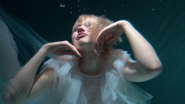 Slow Motion Unbelievable Underwater Beauty Blond Girl Fabulous Dress — Vídeo de Stock