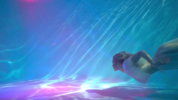 Slow Motion Woman Underwater Pool Wrapped Cloth — Stock Video