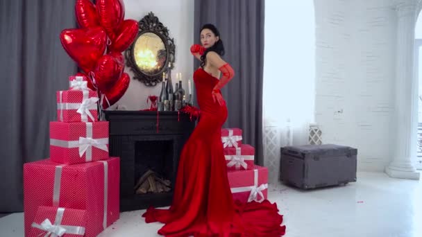 Σέξι Γυναίκα Κόκκινα Δαντελωτά Εσώρουχα Και Μπαλόνια Καρδιές Που Ποζάρουν — Αρχείο Βίντεο