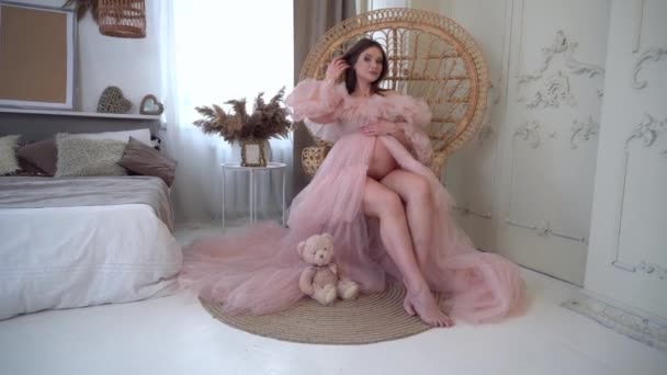 Beautiful Pregnant Girl Pink Dress Sitting Sofa — Wideo stockowe