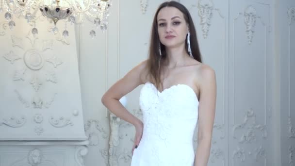 Красивая Невеста Позирует Студии — стоковое видео