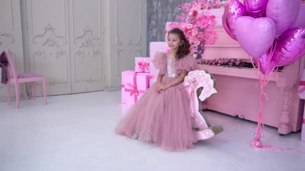 Маленькая Девочка Рядом Розовым Роялем Стиле Прованса — стоковое видео