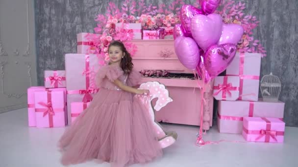 Jolie Petite Fille Avec Des Ballons Coeur Jour Saint Valentin — Video