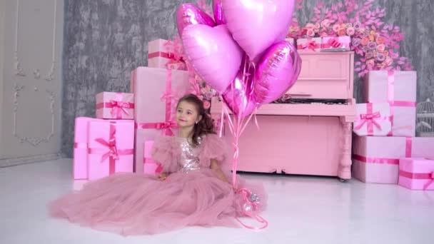 Piękna Dziewczyna Puszystej Przewiewnej Różowej Sukience Pobliżu Różowego Fortepianu — Wideo stockowe