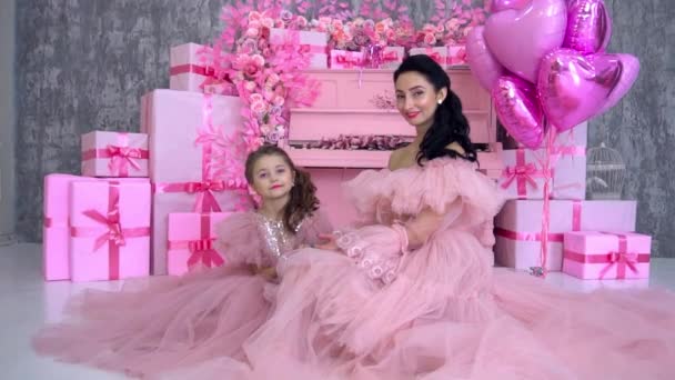 Μαμά Και Κόρη Πανομοιότυπα Ροζ Σύννεφα Φορέματα Κοντά Στο Πιάνο — Αρχείο Βίντεο