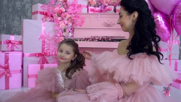 Мати Дочка Красиві Пишних Повітряно Рожевих Сукнях Біля Рожевого Піаніно — стокове відео