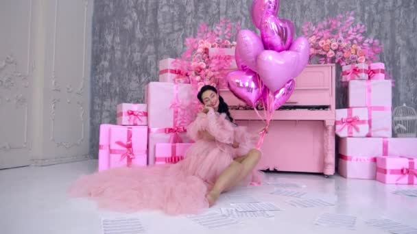 Lento Movimento Jovem Morena Menina Vestido Princesa Rosa Com Trem — Vídeo de Stock