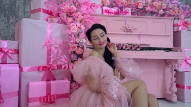 Slow Motion Hermosa Mujer Lindo Vestido Rosa Posando Cerca Piano — Vídeos de Stock