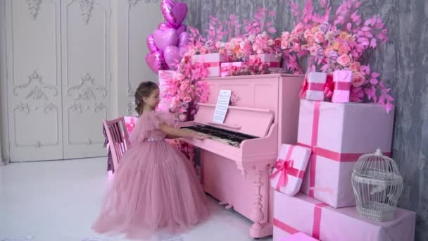 Bella Bambina Abito Rosa Seduta Una Sedia Suonare Pianoforte — Video Stock