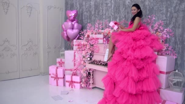 Slow Motion Beauty Portrait Happy Model Wears Luxurious Expensive Pink — Stock video