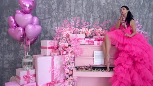 Slow Motion Beautiful Woman Pink Dress Piano — Stockvideo