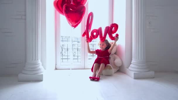 Slow Motion Valentine Day Word Love Letters Inflatable — Stockvideo