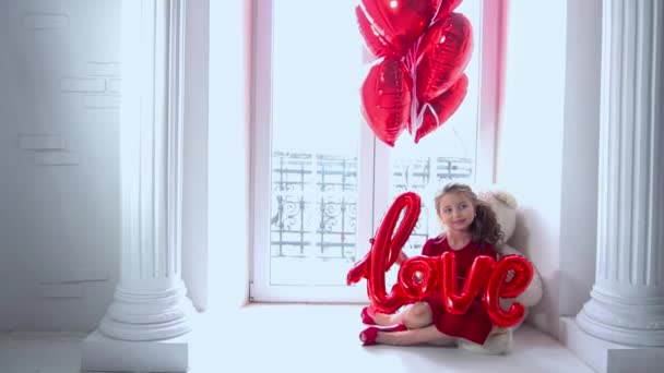 Girl Red Dress Red Balloons White Toy Teddy Bear Window — Vídeo de stock