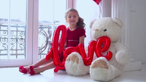 Slow Motion Smiling Girl Holding Red Foil Love Ball Red — Stockvideo