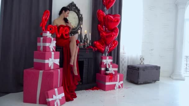 Młoda Piękna Kobieta Eleganckiej Czerwonej Sukience Balonami Pudełkiem Prezentów — Wideo stockowe