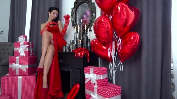 Όμορφη Ευτυχισμένη Νεαρή Γυναίκα Κόκκινο Φόρεμα Πάρτυ Διακοπών Μπαλόνια Και — Αρχείο Βίντεο