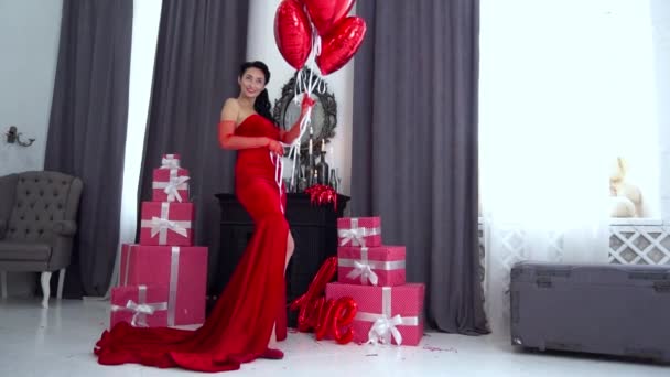 Modelo Posando Con Globos Forma Corazón Día San Valentín Con — Vídeos de Stock