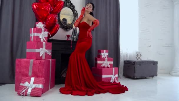 Bonita Joven Morena Posa Estudio Vestida Con Lujoso Vestido Rojo — Vídeo de stock