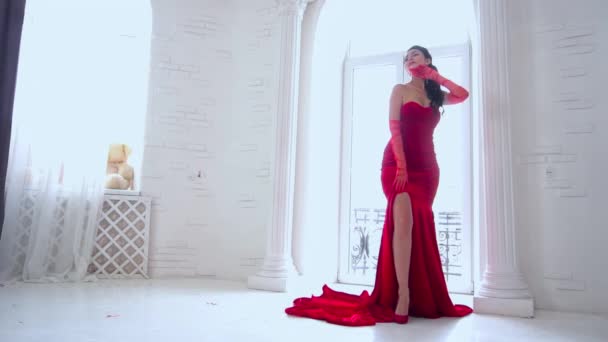Lambat Gerak Indah Gadis Muda Dalam Gaun Merah Oleh Jendela — Stok Video