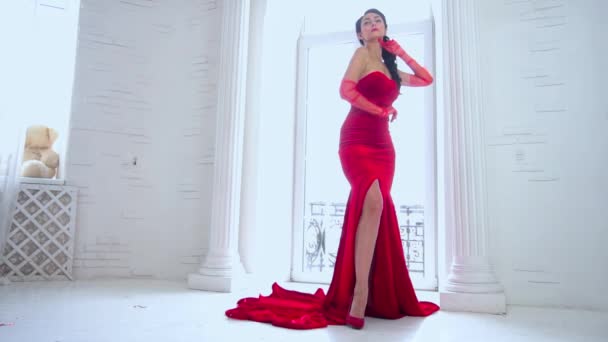 Медленное Движение Красивая Девушка Красном Платье Рядом Окном — стоковое видео