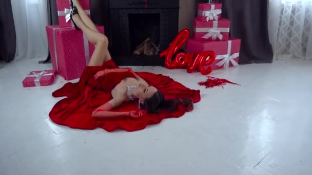 Молодая Красивая Женщина Элегантном Роскошном Красном Платье Воздушными Шарами Подарком — стоковое видео
