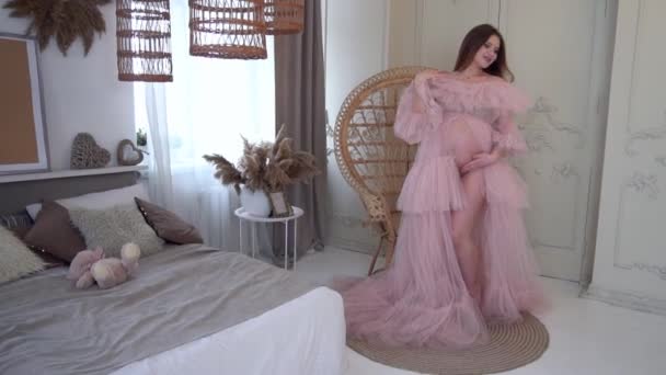 Молода Красива Вагітна Жінка Рожевій Довгій Сукні Щасливе Материнство — стокове відео