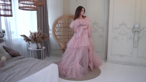 Slow Motion Pregnant Woman Pink Dress Posing — Video Stock