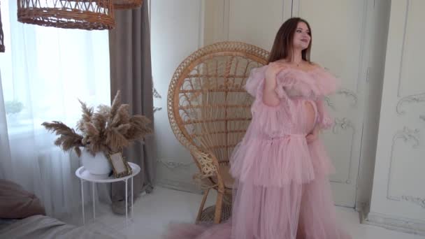 Slow Motion Zwangere Vrouw Bij Roze Jurk — Stockvideo