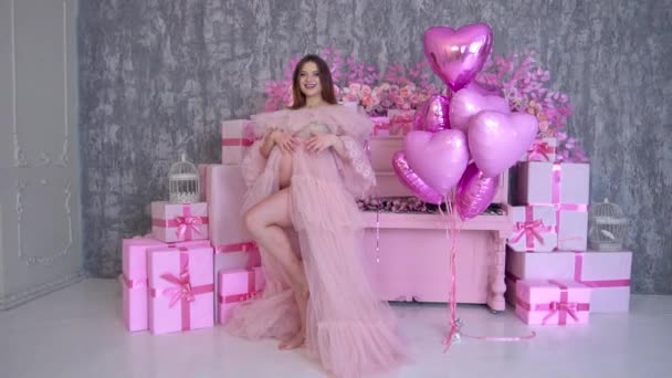 Ευτυχισμένη Έγκυος Κοπέλα Ροζ Φόρεμα Στέκεται Κοντά Στο Πιάνο — Αρχείο Βίντεο