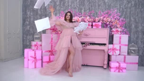 Slow Motion Pregnant Woman Pink Dress Piano — Video Stock