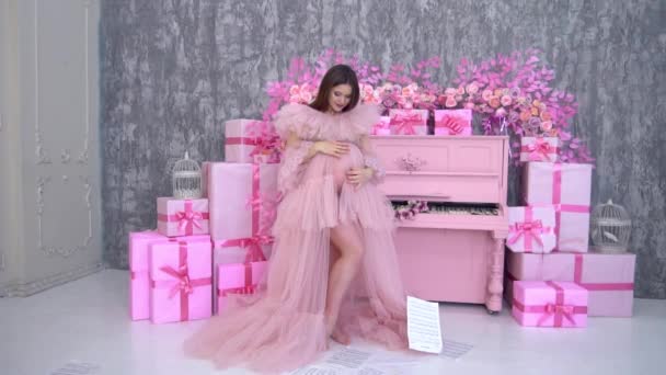 Αργή Κίνηση Έγκυος Κορίτσι Κοντά Στο Ροζ Πιάνο — Αρχείο Βίντεο