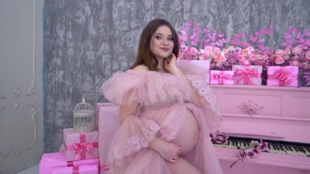 Slow Motion Pregnant Woman Pink Dress Stands Piano — 图库视频影像