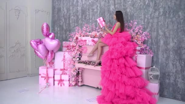 Slow Motion Woman Pink Long Dress Piano Backdrop Bright Colors — Video Stock