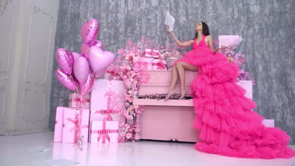 Delen Meisje Een Vurige Roze Lange Jurk Zitten Een Piano — Stockvideo