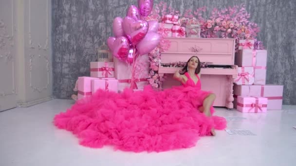 Slow Motion Young Girl Pink Dress Piano — Stock Video