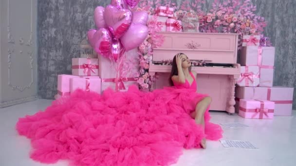 Slow Motion Girl Posing Room Grand Piano — Video Stock