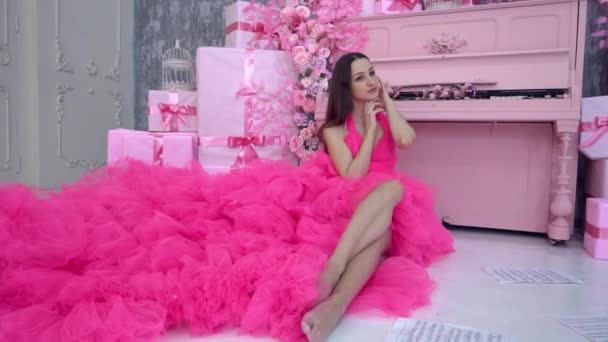 Slow Motion Woman Pink Dress Piano Studio — 图库视频影像