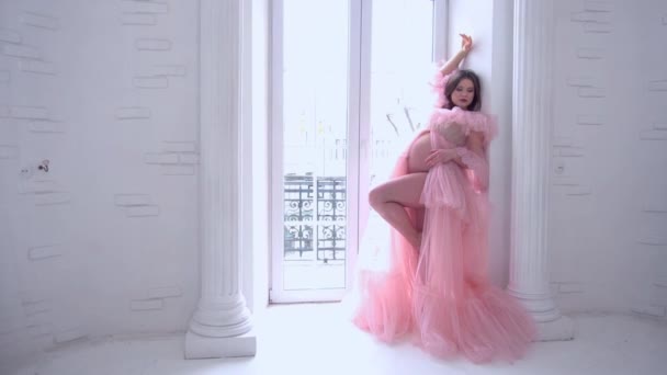 Slow Motion Young Caucasian Pregnant Woman Pink Dress Light Flat — 图库视频影像