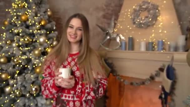 Mulher Bonita Sorrindo Perto Árvore Natal Segurando Uma Xícara Chá — Vídeo de Stock