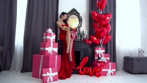 Mujer Joven Elegante Vestido Rojo Noche Posando Estudio Con Globos — Vídeos de Stock