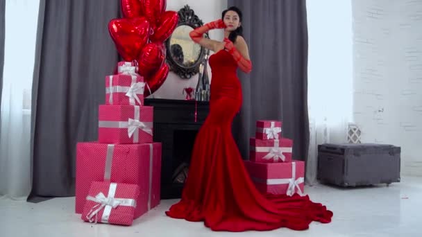 Γυναίκα Κόκκινο Φόρεμα Κόκκινα Μπαλόνια Κοντά Στο Τζάκι Κεριά — Αρχείο Βίντεο