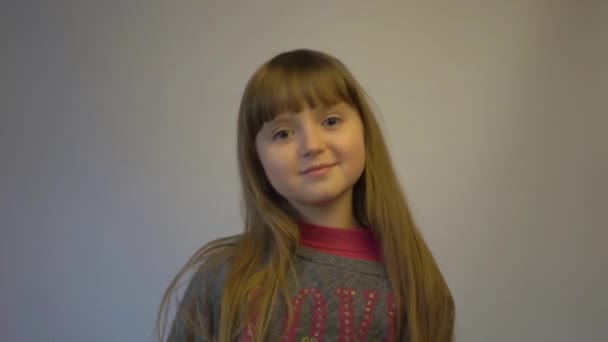 Beautiful Little Girl Playing Her Own Hair — Vídeos de Stock