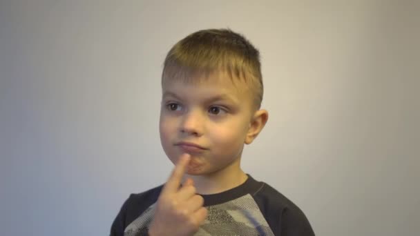 Емоційний Маленький Хлопчик Думає Повсякденному Вбранні Білому Тлі — стокове відео