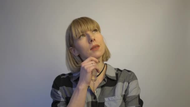 Curious Blond Woman Thinking Make Choice — Wideo stockowe