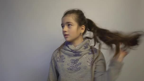Портрет Счастливой Милой Смешной Девушки Ребенок Держит Волосы Руками — стоковое видео