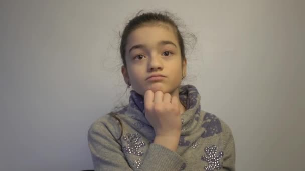 Little Girl Thinking Gray Background Don Have Answer — Vídeo de Stock