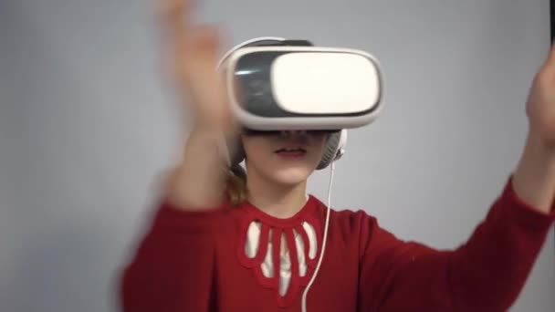 Девочка Дома Виртуальной Реальности Очки Смотрят Видео Играют Игры — стоковое видео
