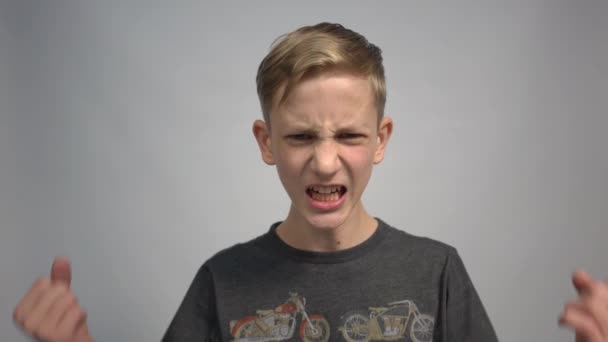 Портрет Розлюченого Хлопчика Парою Виходить Вух Сірому Фоні — стокове відео