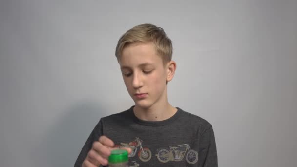Крупный План Мальчика Пьющего Бутылку Воды — стоковое видео
